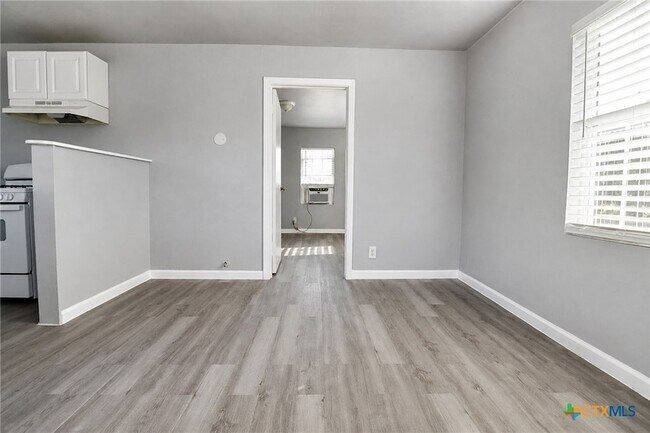 Building Photo - 122 W Avenue A