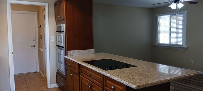 Building Photo - Beautifully Crafted 3 Bed 2 Bath Home in T...