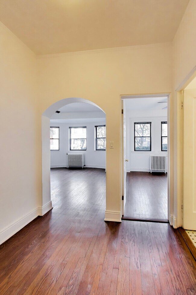 Building Photo - 431 W Oakdale Ave