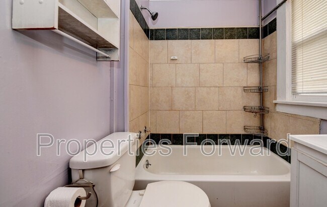 Building Photo - 673 E Sycamore St