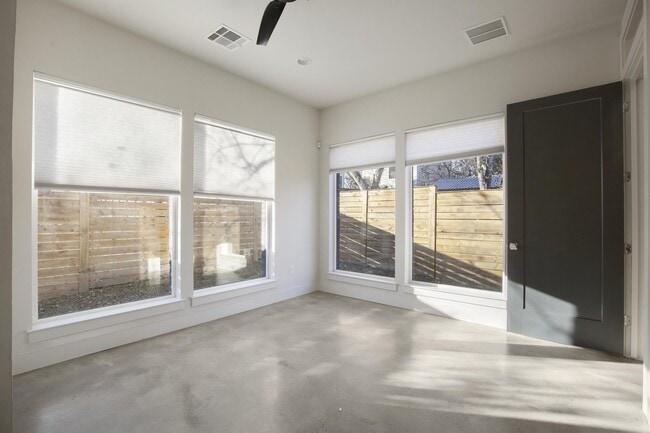 Building Photo - 1708 Perez St