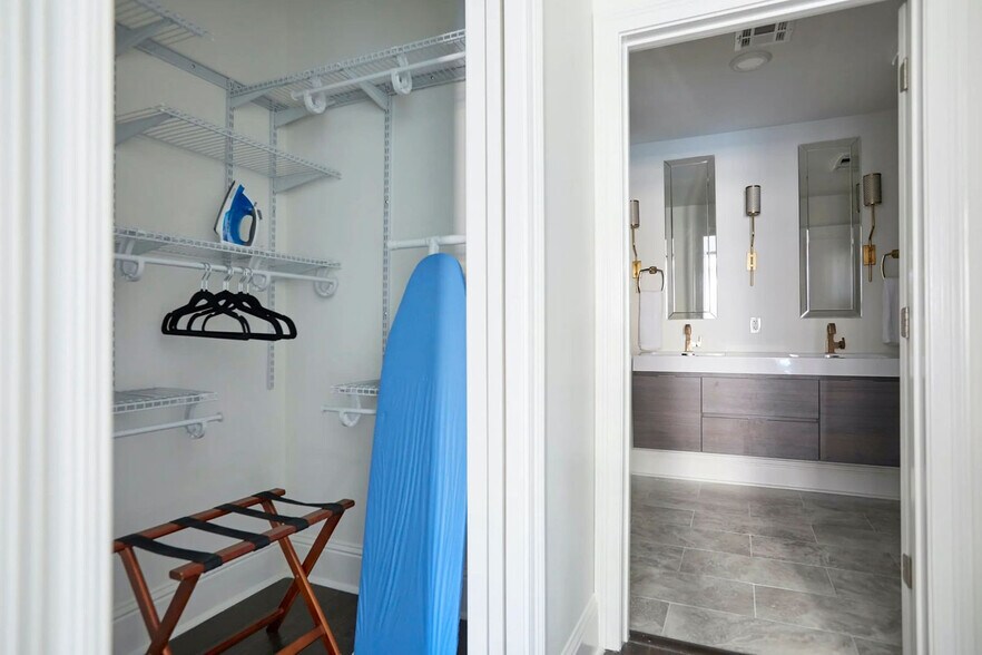 Building Photo - 301 St Charles Ave