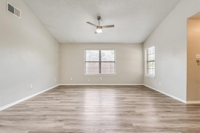 Building Photo - 1428 Lakecrest Dr