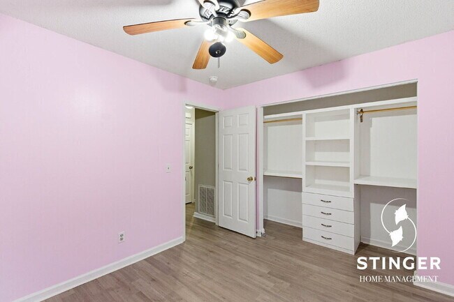 Building Photo - 12 Robin Way