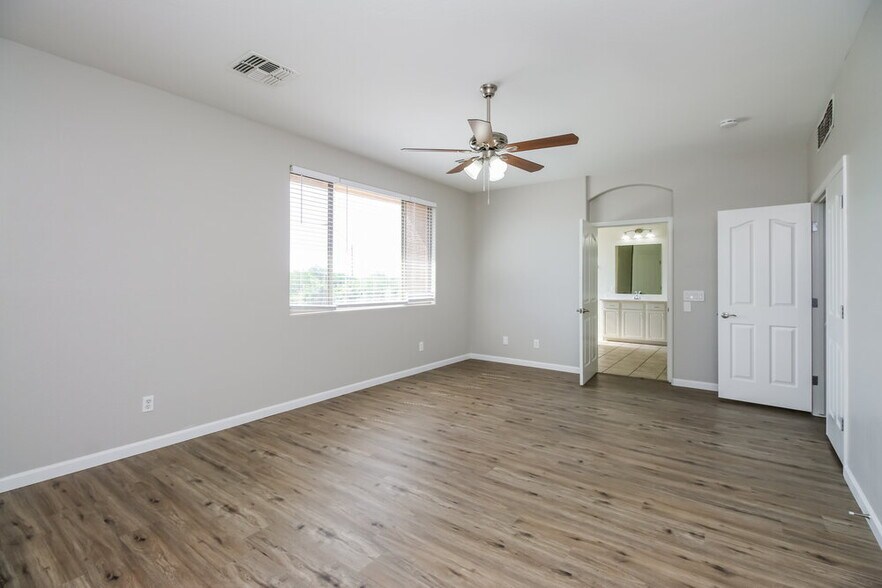 Building Photo - 4091 E Carriage Way