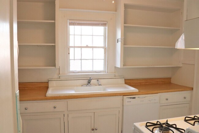 Building Photo - 2- Bedroom Bungalow Beauty