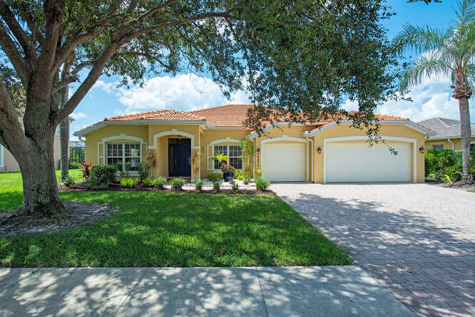 Building Photo - 2271 Grove Dr