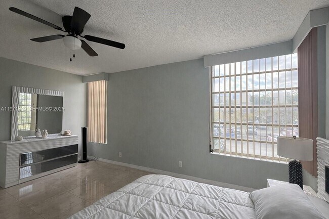 Building Photo - 950 NE 199th St