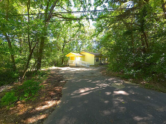 Building Photo - Welcome to this charming 3 bedroom, 2 bath...