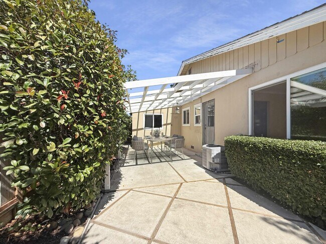 Building Photo - 1535 Lloyd Way