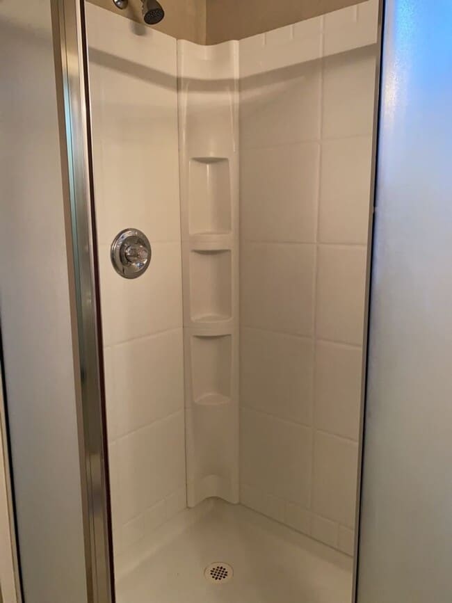 Building Photo - STUDENTS WELCOME! 5 Bed 2 Bath Ranch House w/ Basement