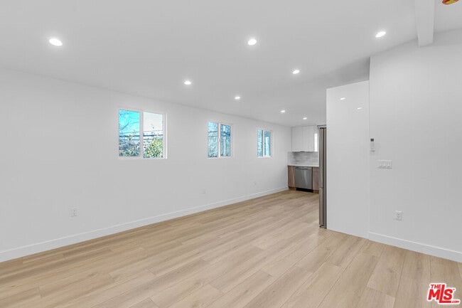 Building Photo - 5413 1/2 Troost Ave