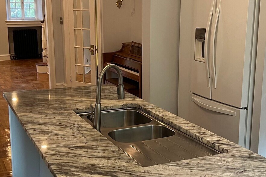 Building Photo - 110 E Roumfort Rd