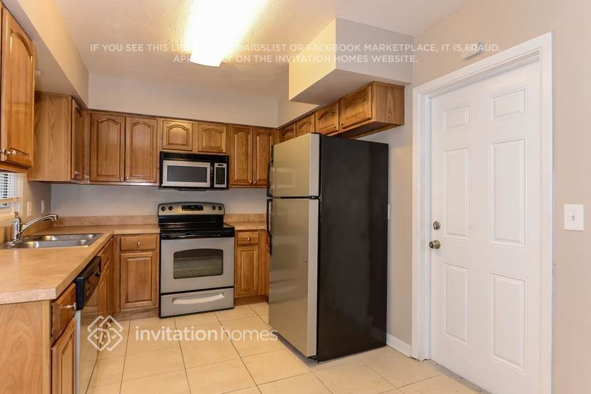 Building Photo - 2359 Eastwood Dr