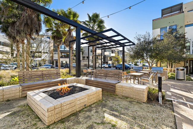 Fire pit & BBQ - 1651 Topanga