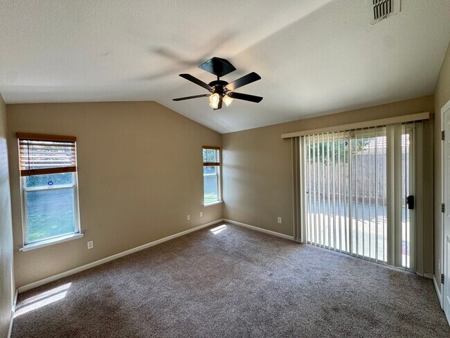 Building Photo - Beautiful 3 Bed / 2 Bath Home with 2-Car Garage in Roseville