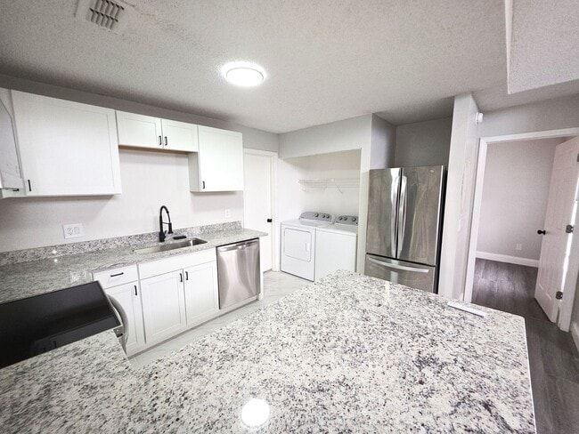 Building Photo - Carrollwood Gables Hideaway