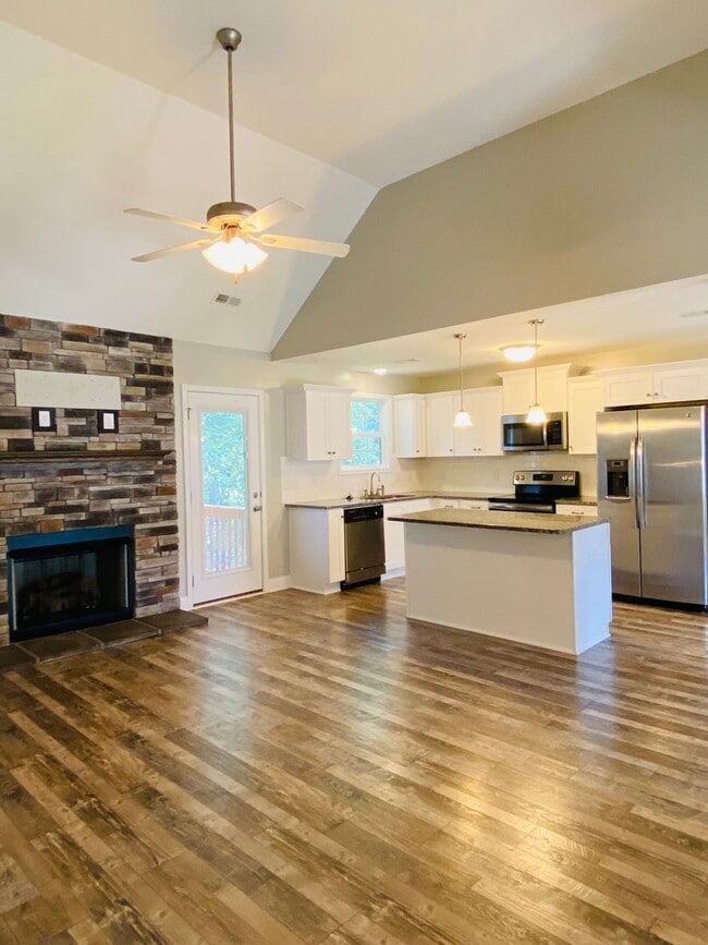 Building Photo - Luxury Home