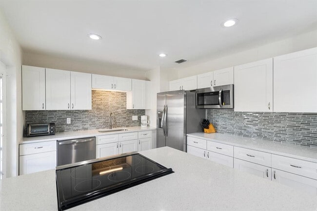 Building Photo - 2501 NE 12th St