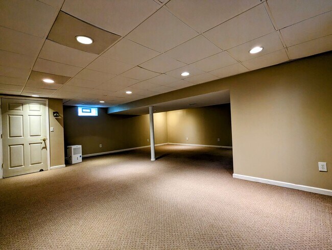 Building Photo - Center Hall Colonial for rent in Hudson!