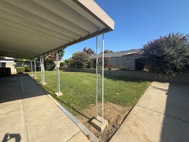 Building Photo - 3 bed, 2 bath single story home in central...