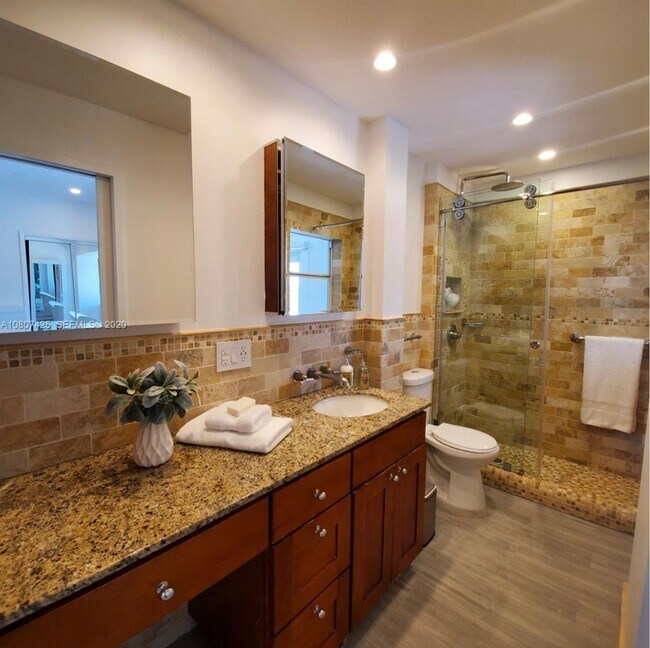 Building Photo - Beautiful waterfront townhouse in the heart of Miami