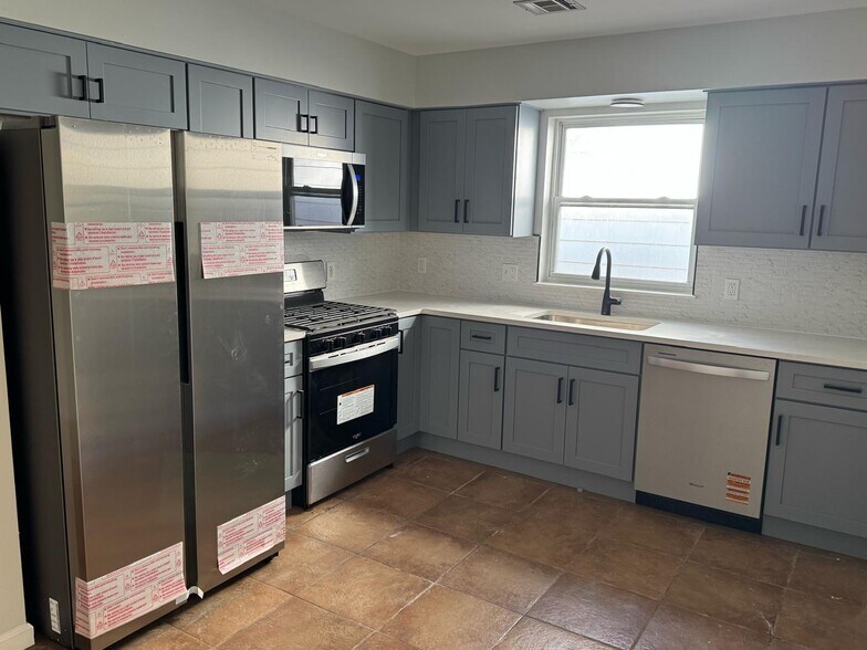 Building Photo - 74 Kenmore Ave