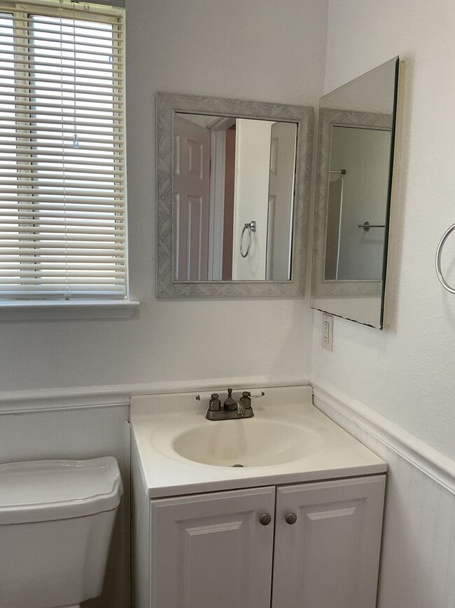 Building Photo - Chico 3 bed 2 bath home for rent, convenient location, neighborhood setting Garage, back yard