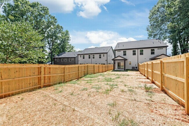 Building Photo - 2011 Wilson Ave