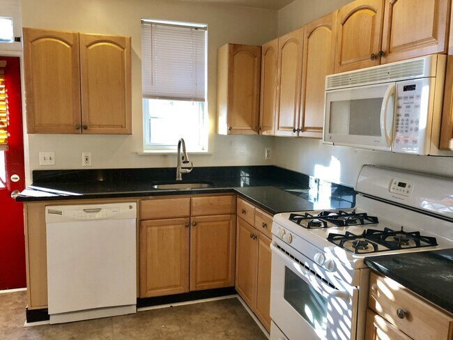 Building Photo - Charming 3 Bedroom Townhome in Hampden - B...