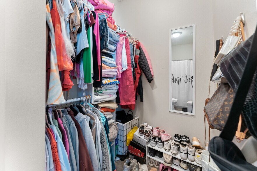 Walk-In Closets - 813 South Ave