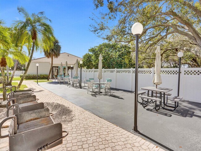 Building Photo - 3300 W Rolling Hills Cir