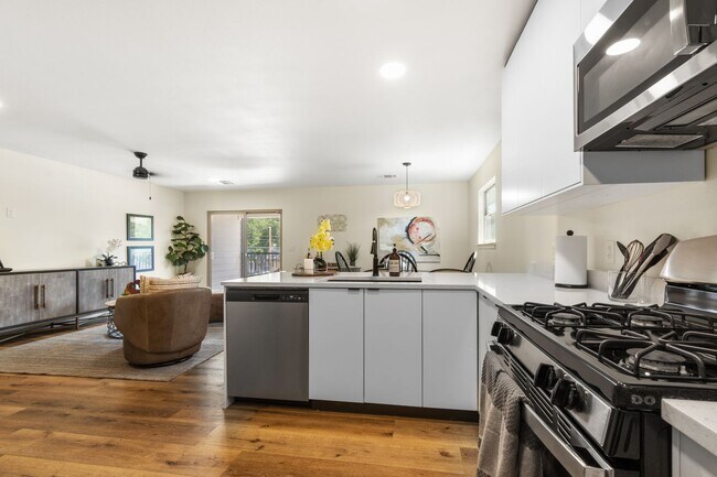 Building Photo - FULLY FURNISHED 3/3 Townhome in Bobcat Vil...