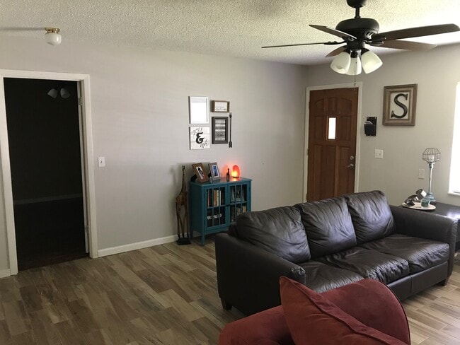 Building Photo - 2671 Azalea Dr