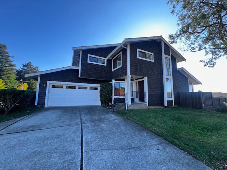 Building Photo - 2221 Pinehurst Way