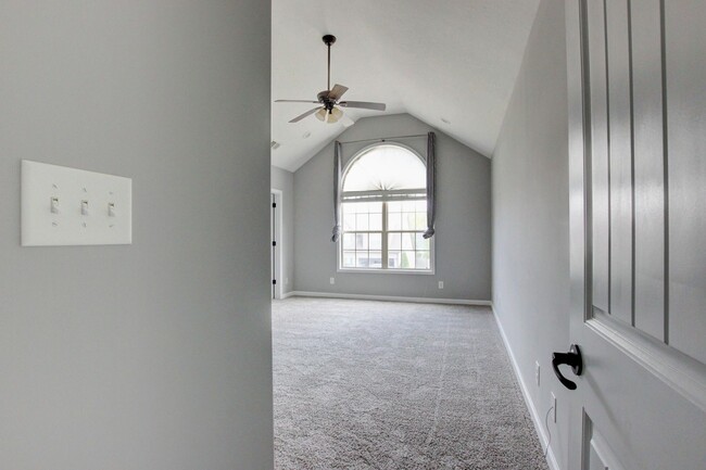 Building Photo - --AVAILABLE NOW! MOVE-IN READY!!!