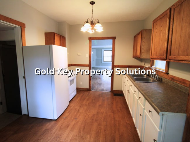 Building Photo - Spacious 3 BR 1 BA House with Dining Room and Fenced Backyard. (SECTION 8 APPROVED)