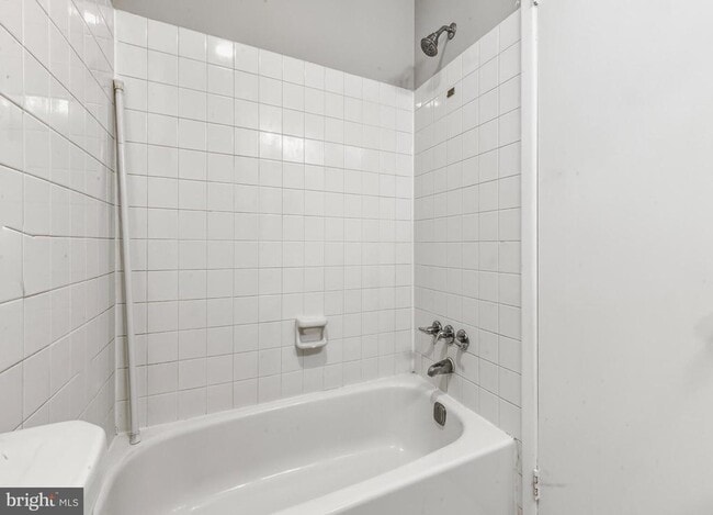 Building Photo - 18 Madison St