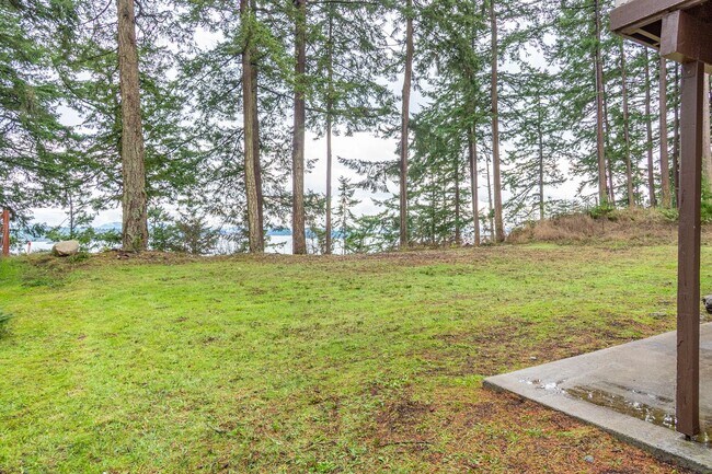 Building Photo - 3 Bedroom 2.5 bathroom nestled in woods with water view