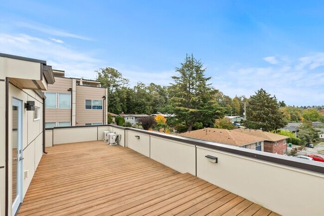 Building Photo - Unique West Seattle Townhome with Air Cond...