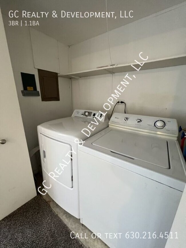 Building Photo - ***BOLINGBROOK LOCATION / 3 BDRM / FINISHE...