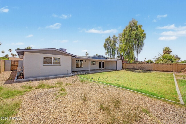 Building Photo - 2174 E Palmcroft Dr