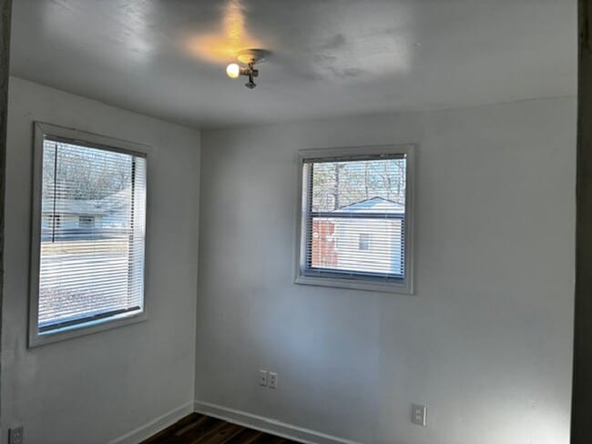 Building Photo - Updated 2BR Home with Large Yard in Batesburg