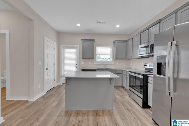 Building Photo - 170 Kings Wy