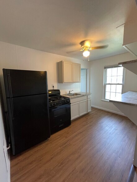 Building Photo - 272 Linden St