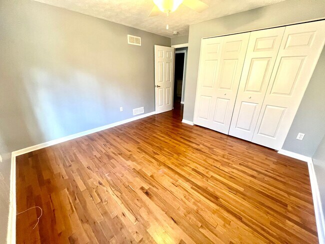 Building Photo - Sewickley Heights - Gorgeous Townhouse - 3...