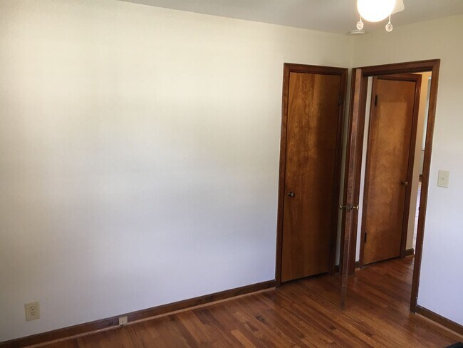 Building Photo - **2-BEDROOM HOUSE W/ DETACHED GARAGE IN BE...