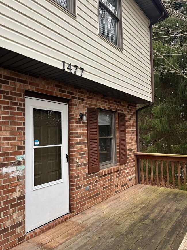 Building Photo - Renovated Home Near Virginia Tech