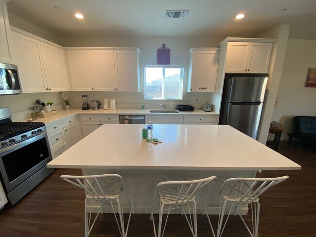 Building Photo - Welcome to the Best Deal in Town. Fully furnished 4 BD 2 BA house on a corner lot