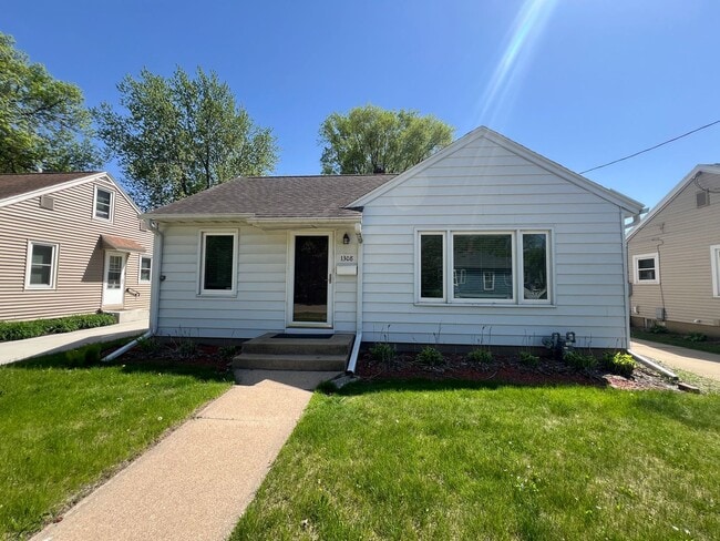 Primary Photo - 2 Bed, 1 Bath Single-Family Home Close to ...